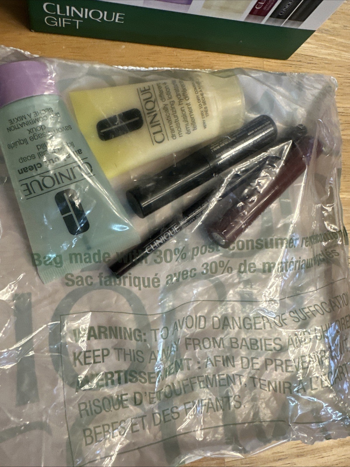 Clinique 10 PCS Travel Size Skincare Makeup Perfume Sample Gift Set With Bag New