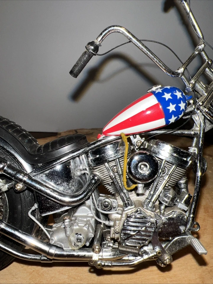 Franklin Mint 1:10 1969 Harley Davidson The Ultimate Chopper Easy Rider/Helment - Image 3 of 4