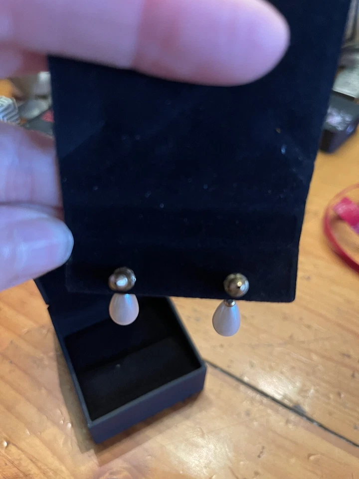 Earrings for pierced ears, dangle drop Pearls  - Image 3 of 4