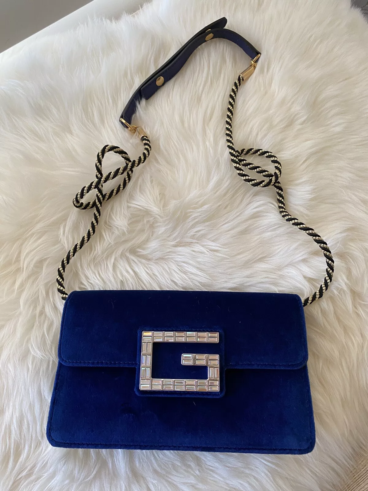 SAC BANDOULIÈRE VELOURS GUCCI BROADWAY neuf bleu royal authenticité ?