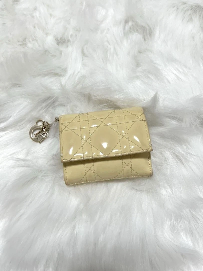 Portefeuille matelassé jaune lotus Dior Lady Dior état cuir verni