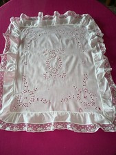 Ancien dessus de berceau en linon brodé 72 cm x 63 cm