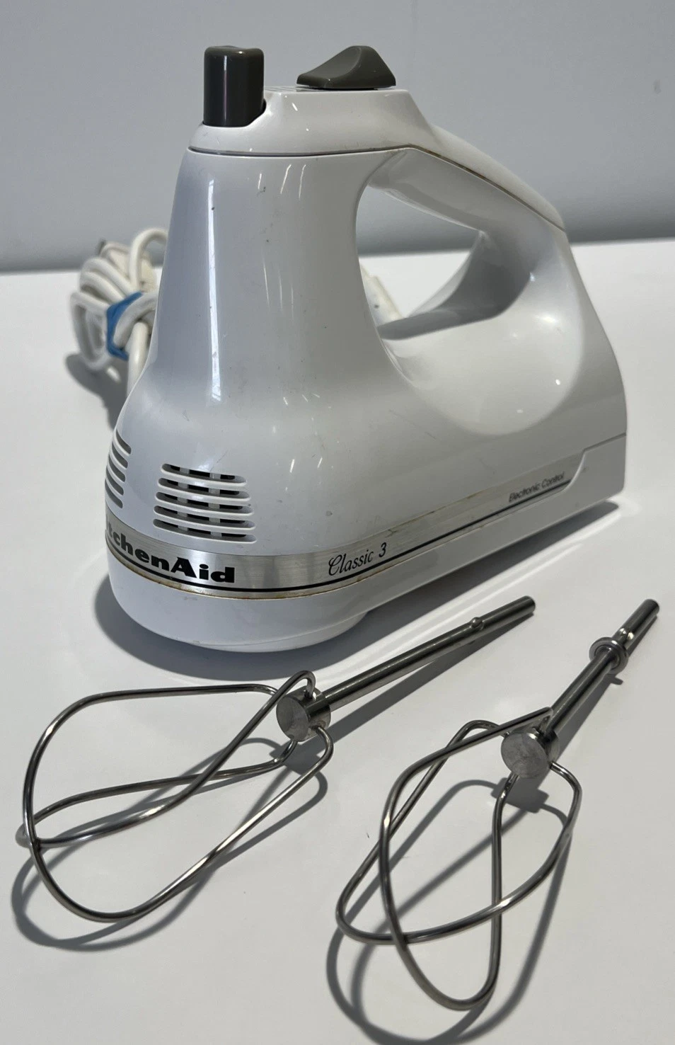 Kitchen Aid 3 Speed Hand Mixer Classic 3 White Model KHM3WH5 - Tested Works!
Opens in a new window o