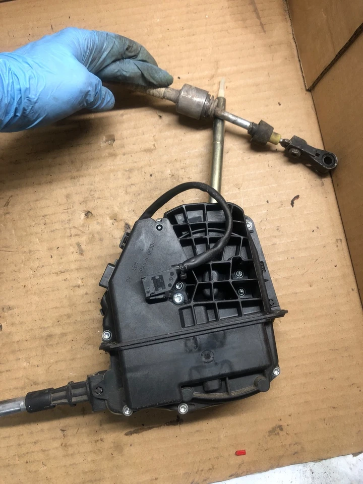 Volkswagen Passat CC 2008-2012 palanca de cambios P/N 3AB713025D Foto 2 de 4