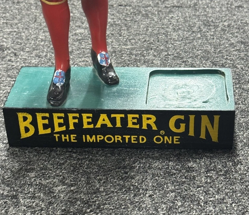 Beefeater Gin 17" Bar Display Yeoman of the Guard aprox. Base de madera Kobrand años 70 Foto 2 de 4