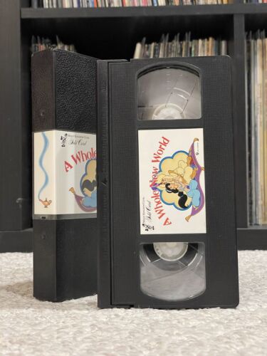 Disney Magic Kingdom Club Gold Card A Whole New World VHS Tape (1994) - Afbeelding 1 van 3