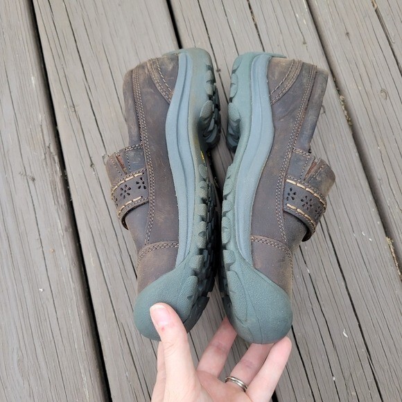 Scarpa mocassino Oxford Keen Kaci III Dark Earth mensa pelle oliata floreale slip on