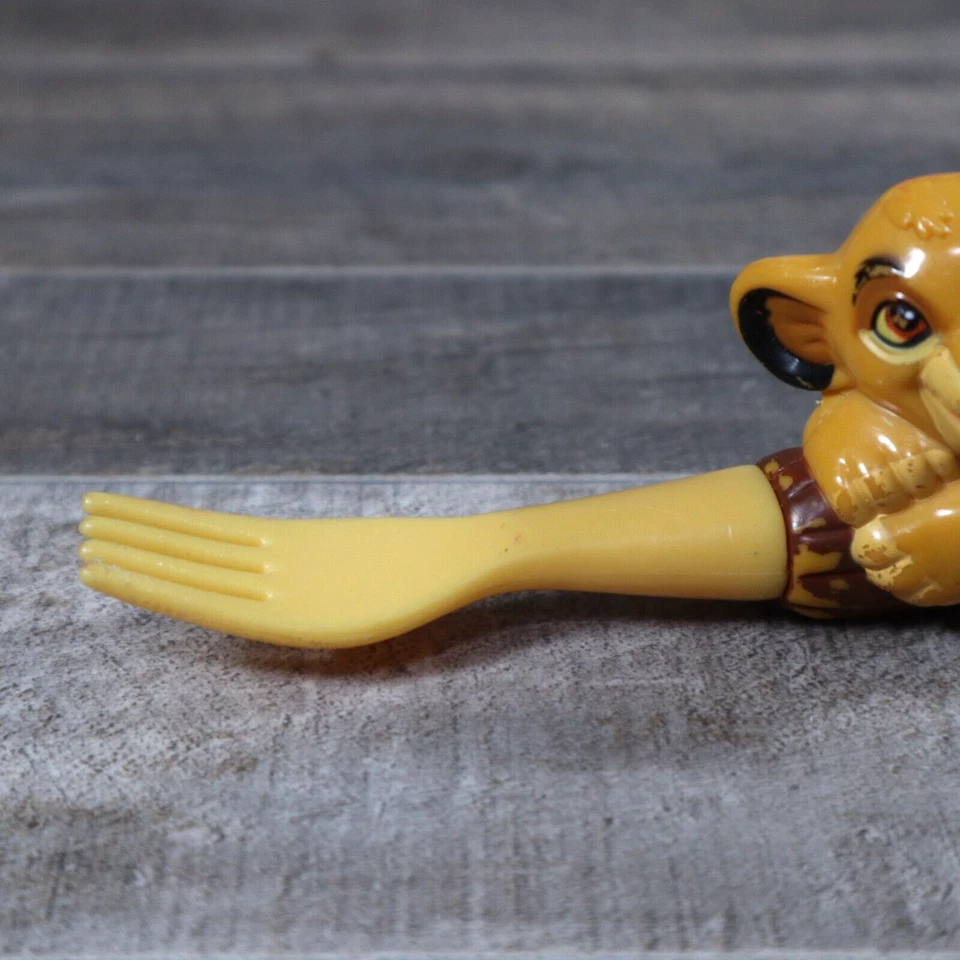 Boneco de plástico vintage Disney Rei Leão Simba filhote criança garfo utensílio amarelo - Imagem 3 de 4