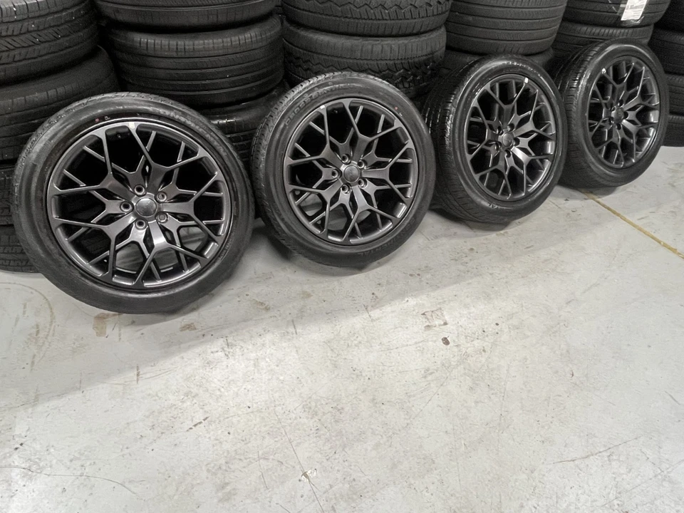 RUEDAS Y NEUMÁTICOS DE GRAFITO OSCURO 21" OEM JEEP GRAND CHEROKEE L Summit 21" usados. Foto 2 de 4