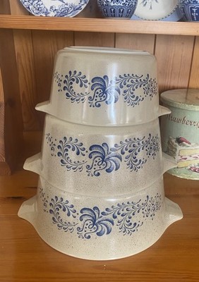 Vintage Pyrex Gehöft blau Blumen gesprenkelt verschachtelt Schalen + Glasdeckel 4 Set