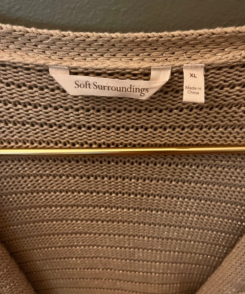 Suéter Soft Surroundings Dorado Metálico Brillante Frente Abierto Plumero Cárdigan Midi Foto 3 de 4