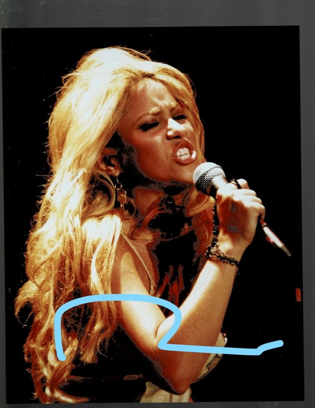 SUPER RARE!! 8X10 VINTAGE YOUNG SEXY SHAKIRA CONCERT PERFORMING PHOTO!!