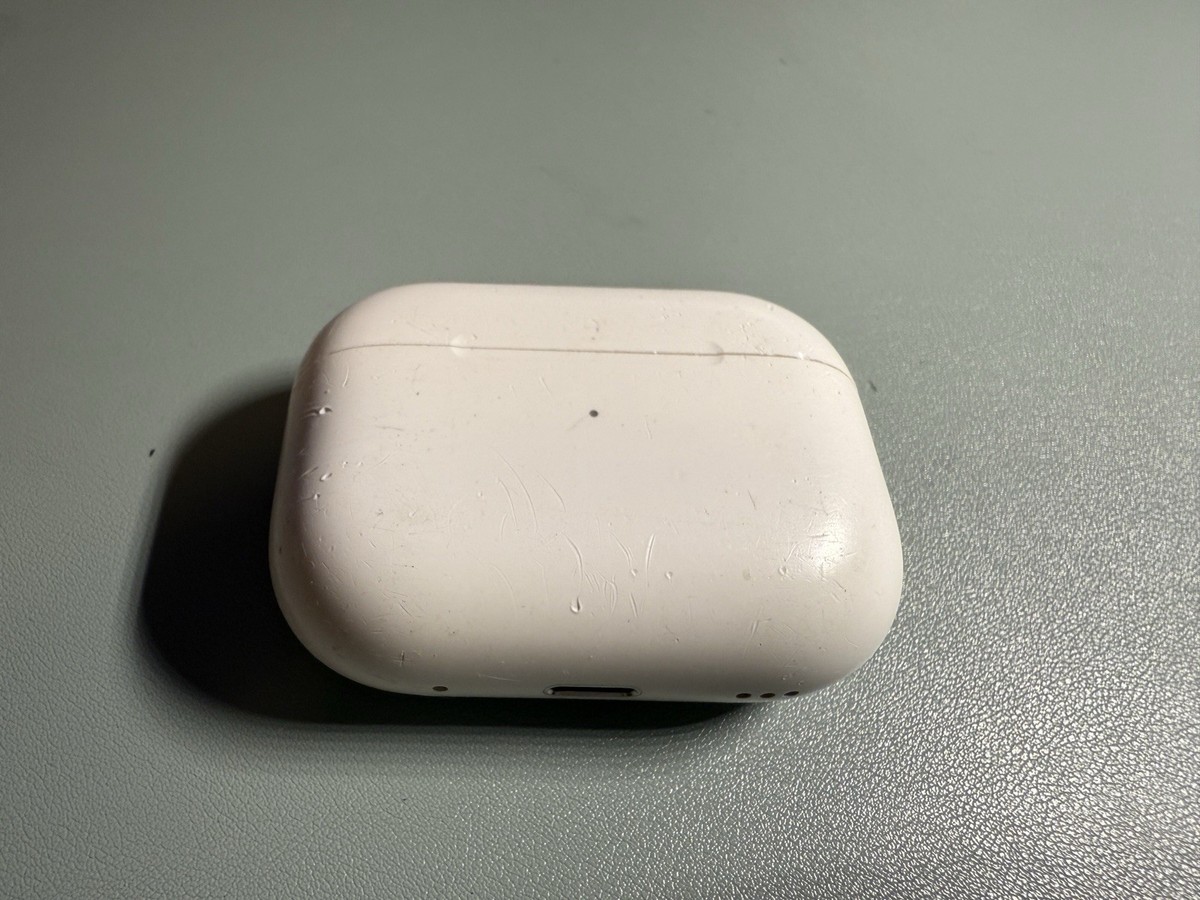 Apple AirPods Pro 2nd Gen - MagSafe Lightning Charging Case A2700