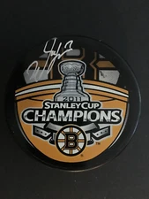 MILAN LUCIC AUTOGRAPHED 2011 S.C.C. BRUINS PUCK  NEW ENGLAND PICTURE C.O.A.