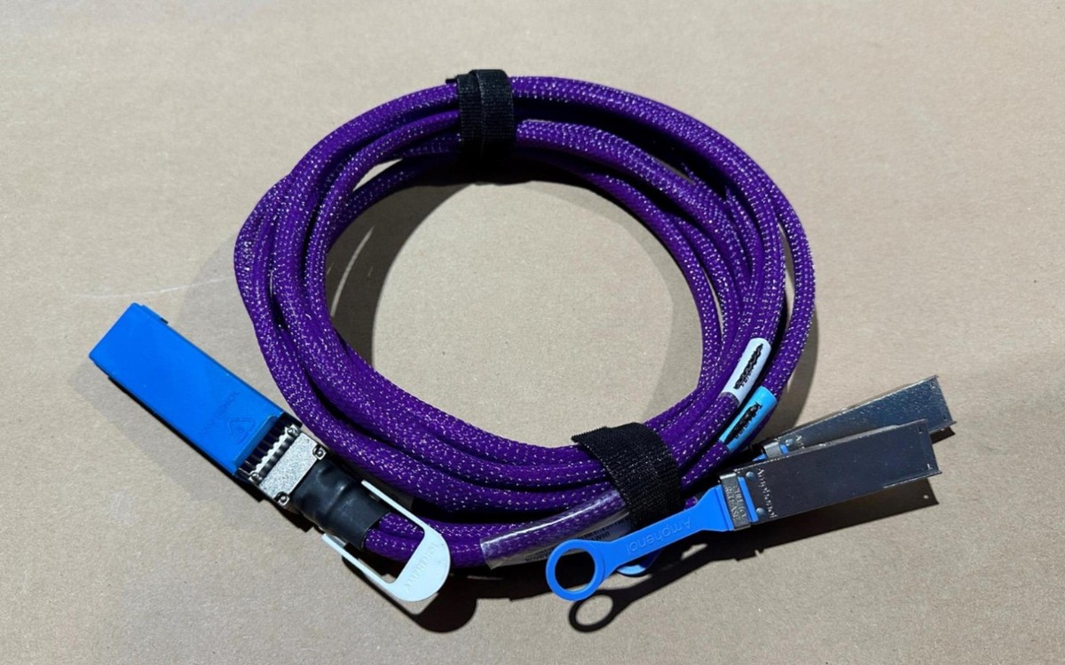 Amphenol 800G OSFP to 2x 400G QSFP112 Breakout DAC Cable 2.5M