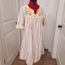 Go Softly Patio Dress sz Petite MEDIUM PM yellow stripes floral embroidery snaps