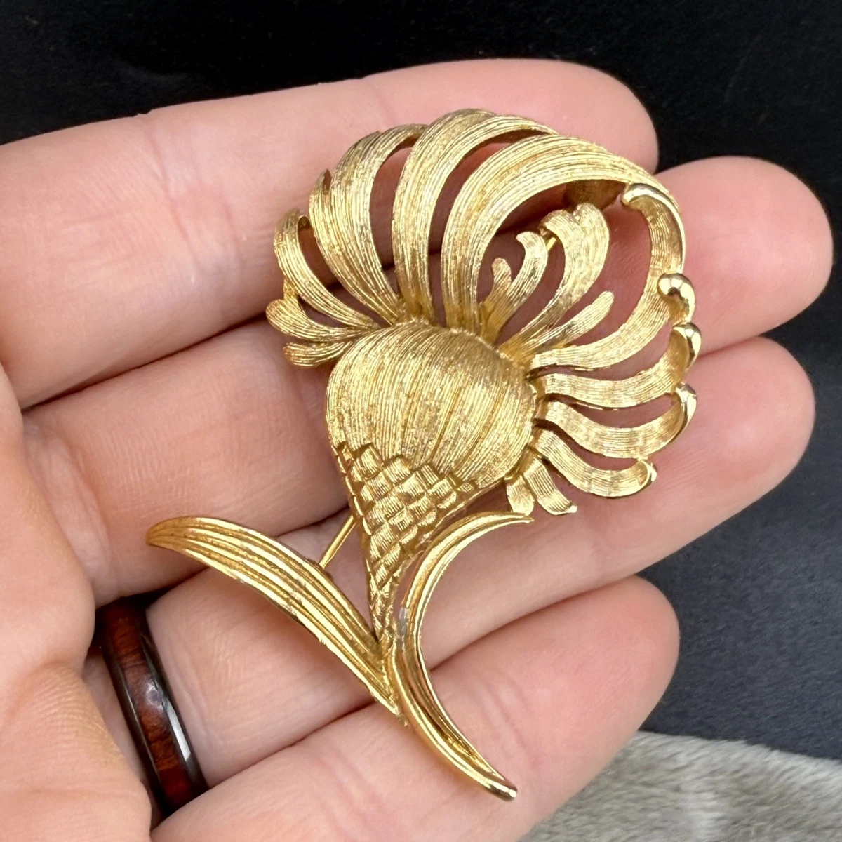 Broche ancienne anémone métal doré et strass - Jeronine Vintage