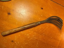 Ancien outil à main de jardin cultivateur multi griffes 5 dents manche bois 12,5"