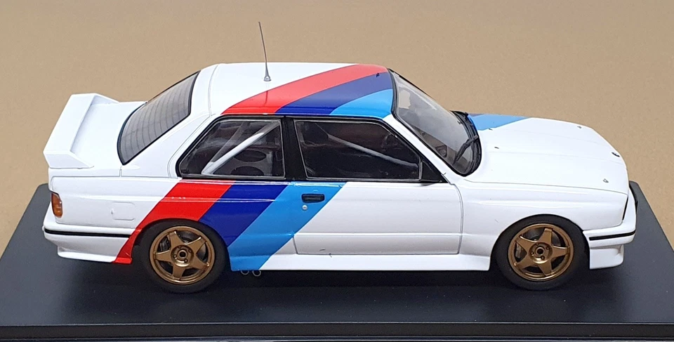 Caja Blanca Escala 1/24 WB124244 - BMW M3 1989 (E30) Blanco/Azul/Rojo Foto 3 de 4