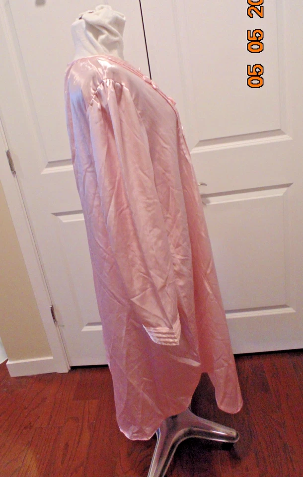De colección. Camisón rosa satinado Ashley Taylor Intimates con lazos y bordados talla 2X Foto 4 de 4