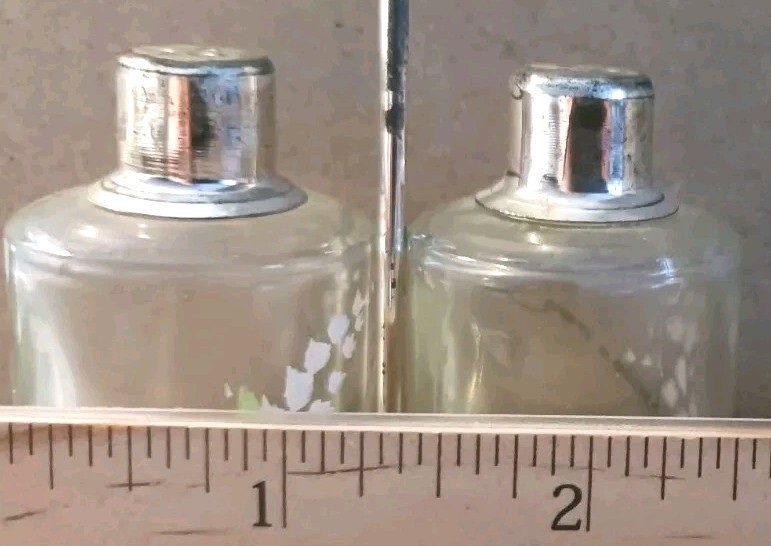 Vintage Decorato a mano Glass Salt and Pepper Shakers in Metal Caddy MCM Italy