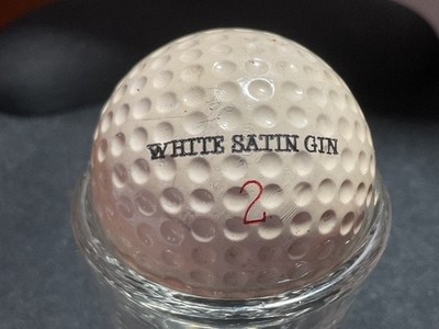 LIQUOR GIN: COLLECTIBLE LOGO GOLF BALL