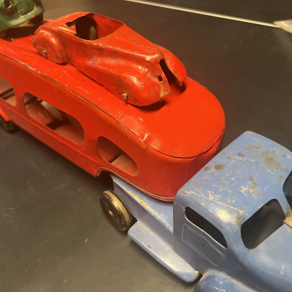 Transportador automático Louis Marx rojo de lujo vintage de los años 50 con 2 coches de metal Foto 3 de 4