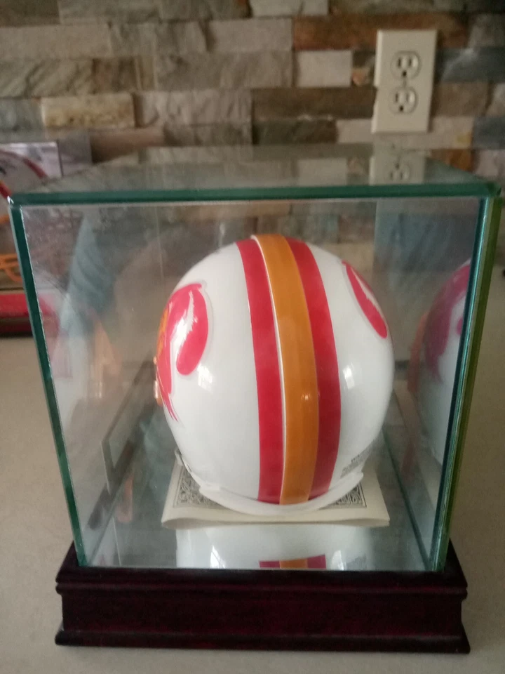 Mini casco y estuche Josh Freeman / certificado de autenticidad Foto 2 de 3