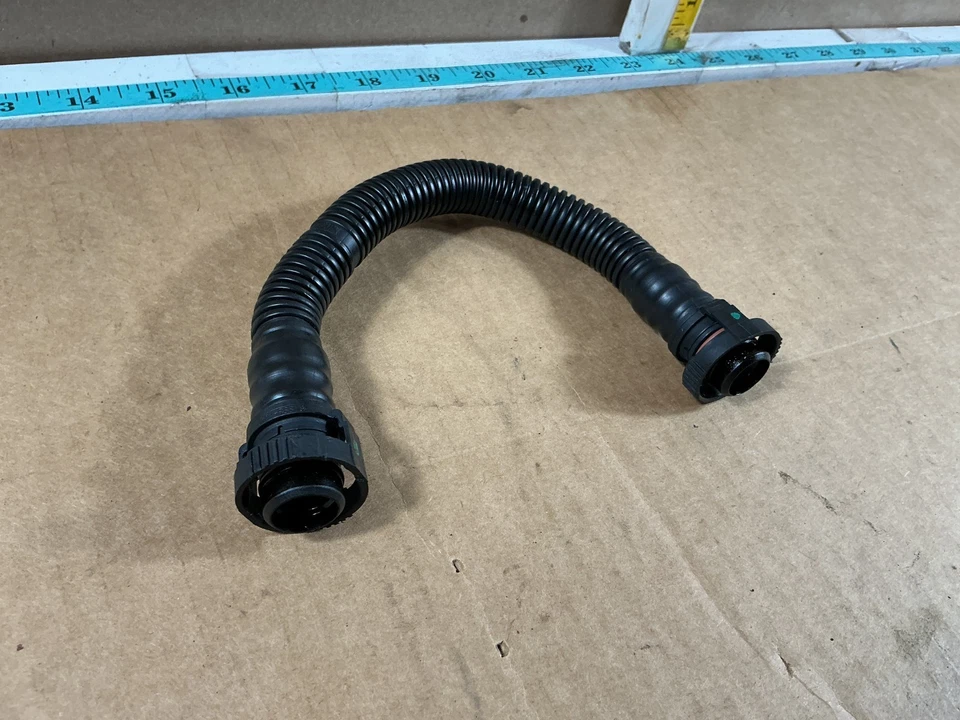 Mangueira respiradora 2008-2009 Audi A4 Quattro 06F103221 fabricante de equipamento original - Imagem 2 de 4