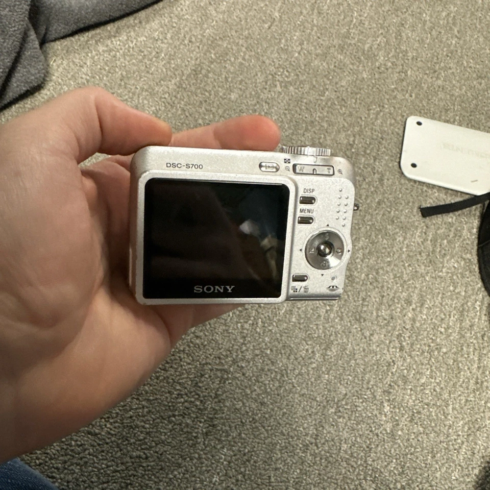 Sony Cyber-shot DSC-S700 7.2MP Compact Digital Camera Silver TESTED & WORKING - Image 3 of 4