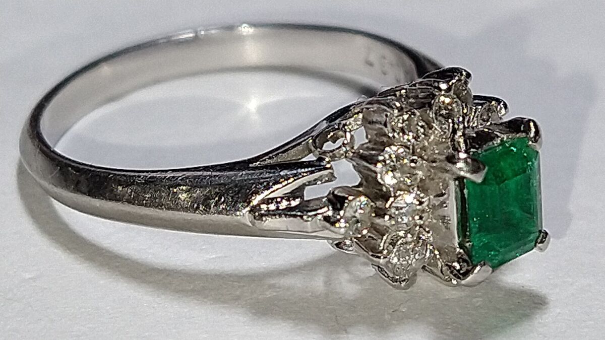 Solid platinum 0.58 carat natural emerald and diamond ring Solid platinum 0.58 carat natural emerald and diamond ring
