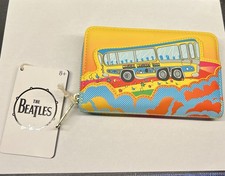 Cartera Loungefly The Beatles Magical Mystery Tour Bus con licencia oficial con cremallera