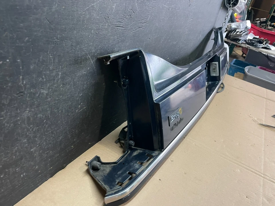 Oldsmobile Delta 88 1986-1990 panel de luz trasera fabricante original cenefa relleno M9012 DG Foto 3 de 4