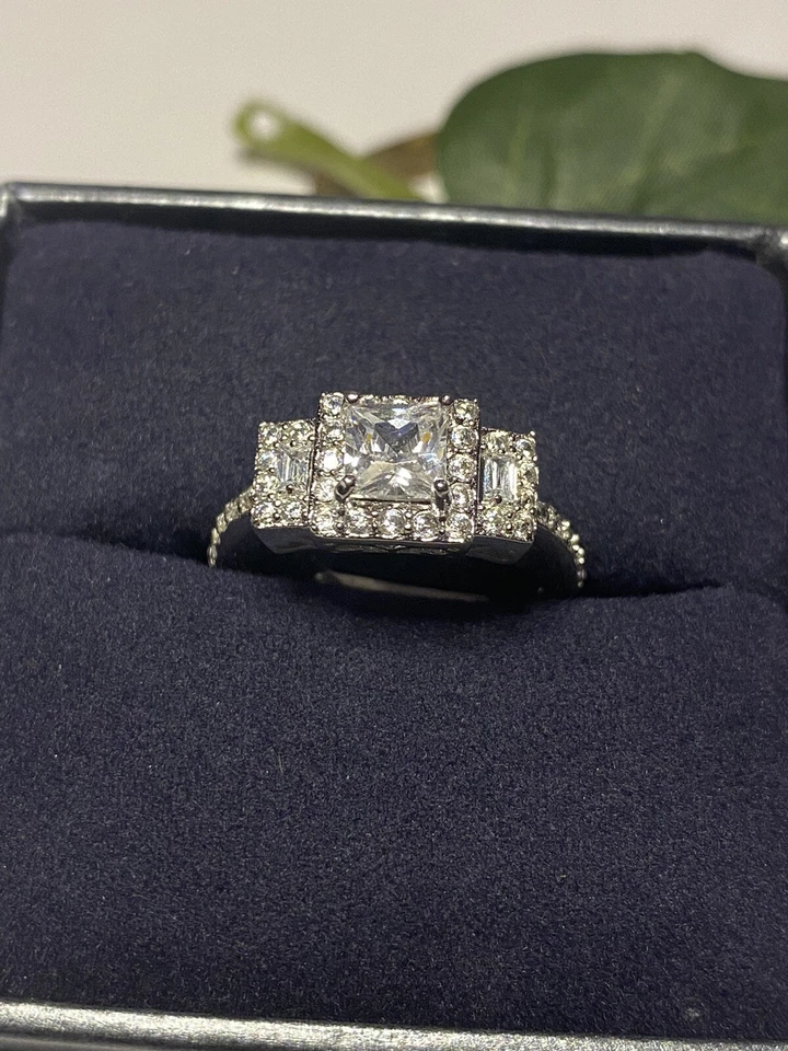Outstanding 1.73 Ct Past Present Future Lab Grown Diamond Halo Engagement Ring - Image 4 of 4