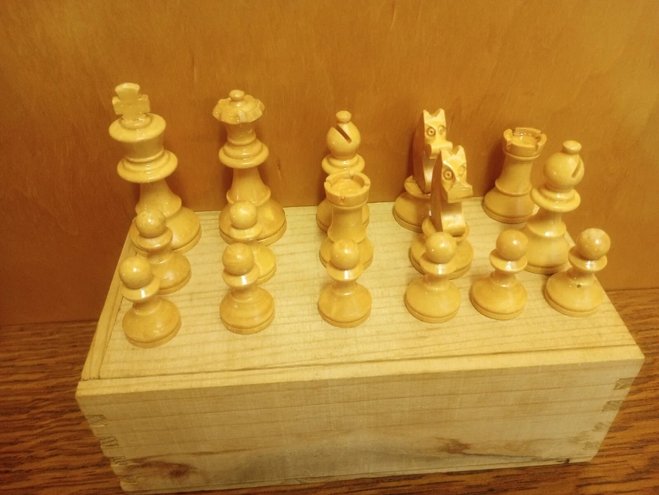Vintage 1947 E.S. Juego de ajedrez Lowe tallado a mano en Francia con caja 61 mm King Foto 3 de 4