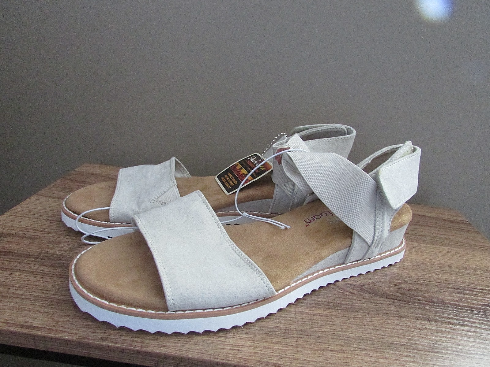 Skechers Desert Kiss Memory Foam Wedge Sandals Off White Cream Size 8 NWT