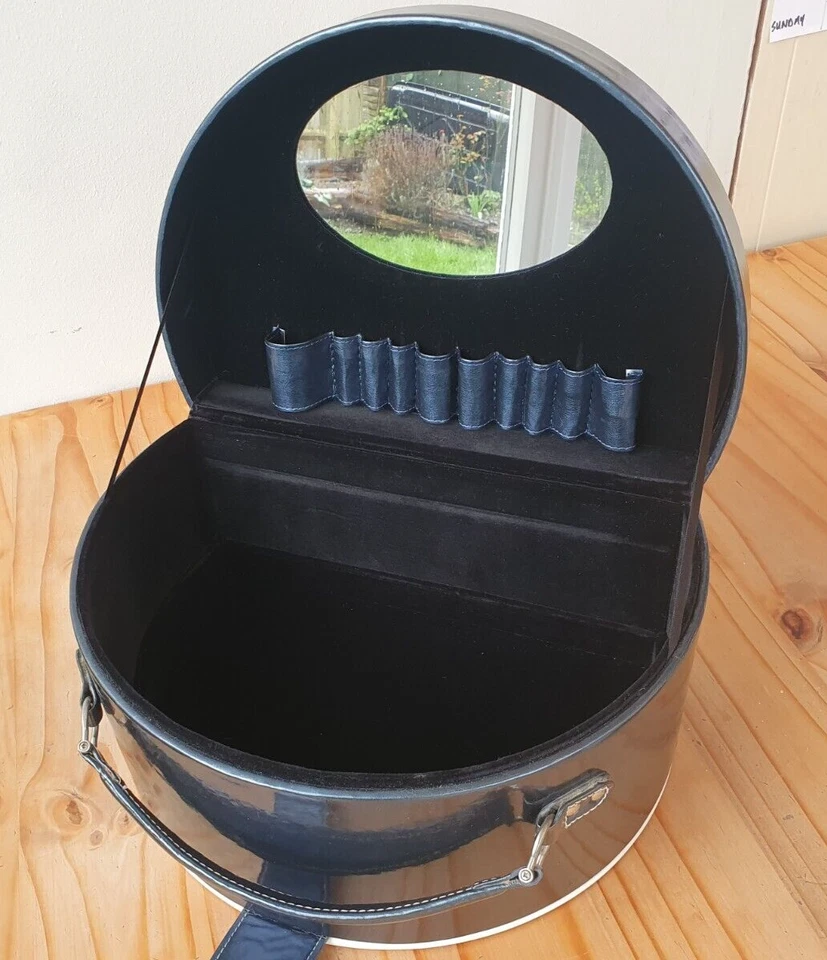 Impresionante Estuche Tren/Vanity Azul con Borde Blanco Estilo Años 50 Forma Medio Círculo En muy buena condición Foto 2 de 4