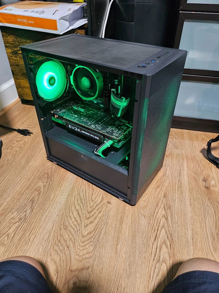PC para juegos personalizada verde Foto 4 de 4