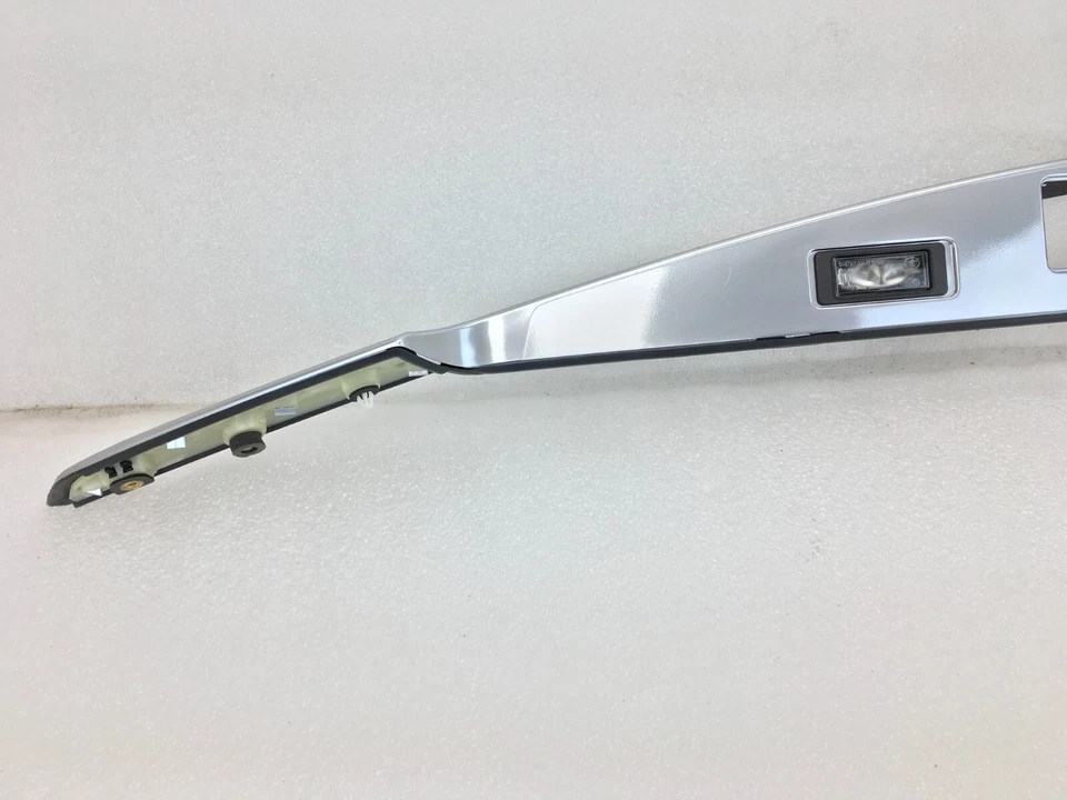 Cadillac XT5 2021 22 23 2024 apliques puerta levadiza moldura cromada 85515263 Foto 3 de 4