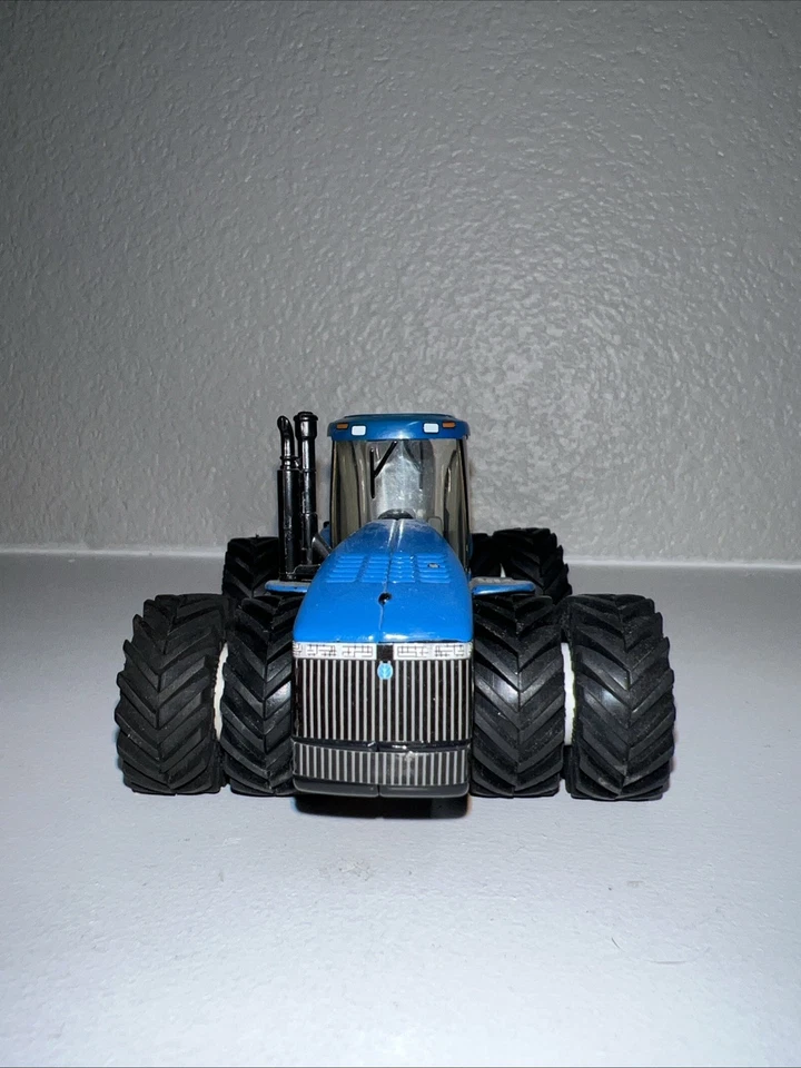 Custom New Holland TJ480 Tractor with Duals Diecast 1:64 2006 Farm Show Edition - Image 4 of 4