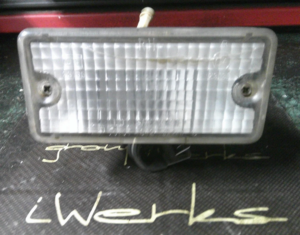 1-83-84 Nissan Datsun 720 Pickup Camioneta Parachoques Trasero Conjunto Luz Inversa Inferior Foto 2 de 4