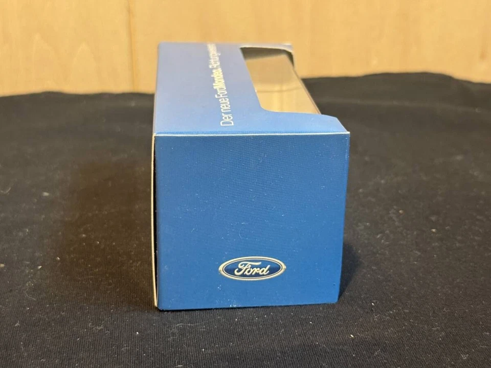 Modellino auto Minichamps 1/43 Ford Mondeo Custom Box edizione limitata usato - Immagine 2 di 4