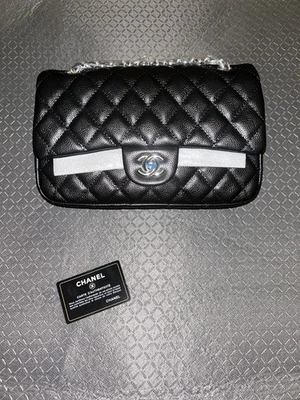 CHANEL Sac porté épaule cuir noir matelassé chaîne, doublure rouge 1021818 - Photo 1/4
