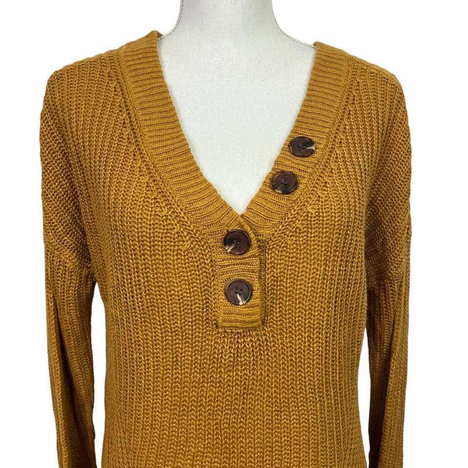 Suéter MAURICES Para Mujer Corto Acanalado Talla Mediana Color Dorado Botón Cuello en V LS Foto 2 de 4