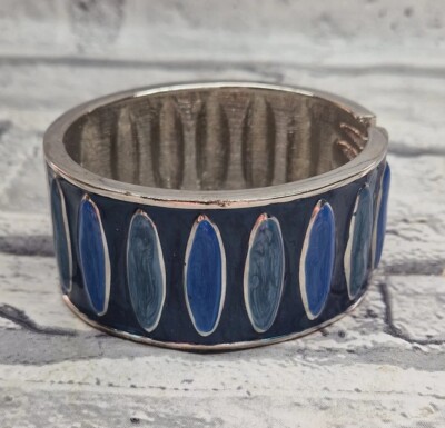 Blaues Emaille Scharnier Armreif Armband auf ovalem silberfarbenem Sockel Modeschmuck 