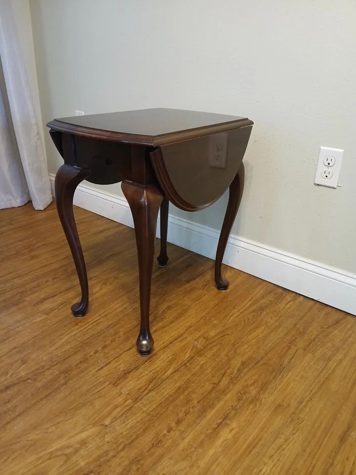Pretty Ethan Allen Georgian Court Queen Anne Drop Leaf End Table      - Image 3 of 4