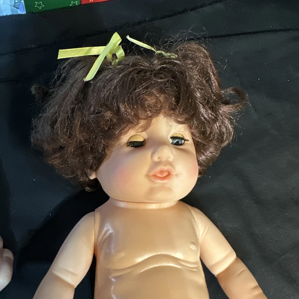 Cititoy True to Life 婴儿娃娃 1985 年昏昏欲睡的蓝眼睛深卷发收藏品 — 第 3/4 张图片