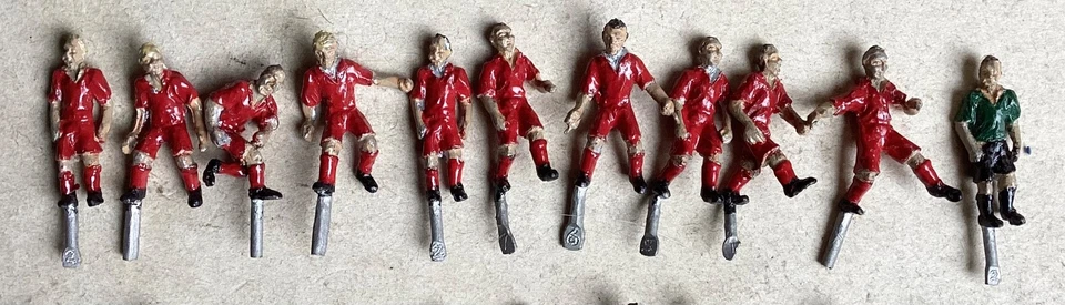 LANGLEY MODELS - OO, F172 - FOOTBALL MATCH FIGURES (25 players/Officials + Ball) - Image 2 of 4