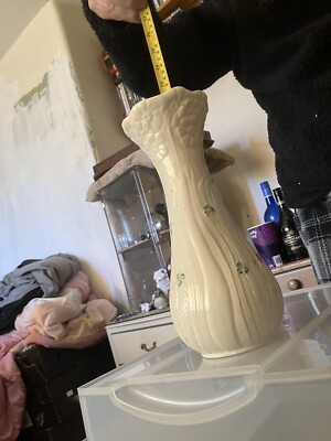 Belleek Vase mit schwarzem Bodenstempel 