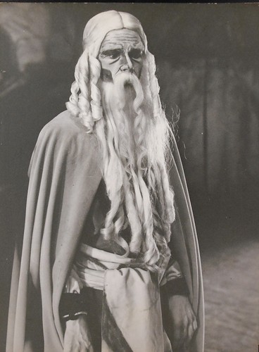 Photographie par Kim Camba ? 1973 acteur en costume, film à déterminer